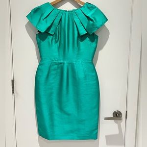 💚 gorgeous pure silk dress in a fitted silhouette with unique raffle detail